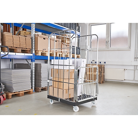 Chariot métallique avec colis et papiers à l'intérieur d'un entrepôt.