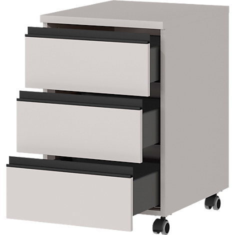 Beigefarbener Rollcontainer mit drei Schubladen, die teilweise geöffnet sind. Schwarze Griffe. Die Rollen sind sichtbar.