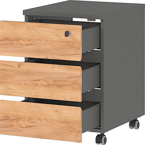 Grauer Rollcontainer mit drei Schubladen mit Holzfront, eine davon geöffnet. Schwarze Rollen.