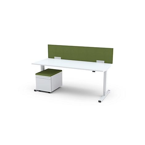 Weißer Schreibtisch mit grüner Schallschutzwand und Rollcontainer.