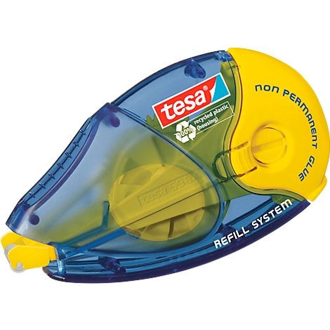 Rouleau de colle Tesa bleu et jaune avec l'inscription "non permanent glue" et "refill system". Le boîtier est en plastique recyclé.