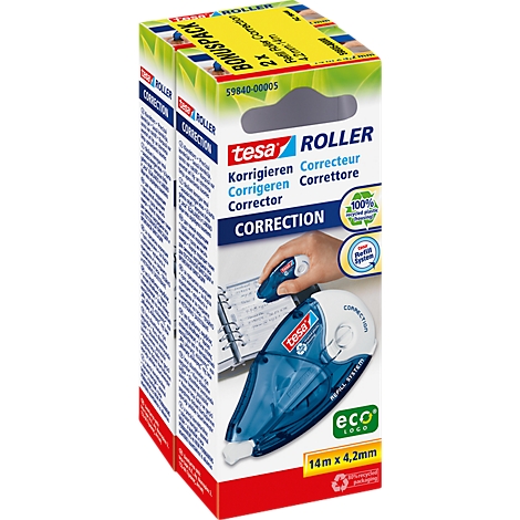 Un ruban correcteur à rouleau Tesa bleu et blanc. L'emballage montre l'application sur un carnet.
