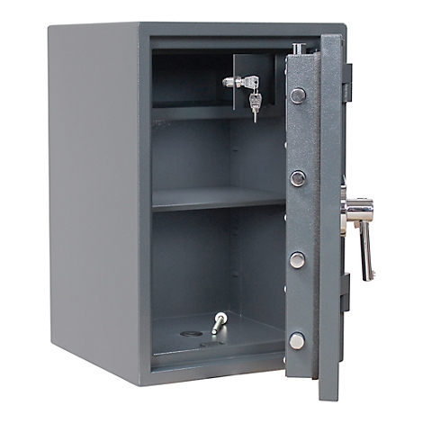 Coffre-fort gris avec porte ouverte, clés à l'intérieur. Deux étagères sont présentées.