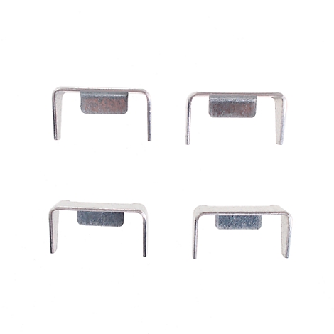 Quatre clips métalliques en forme de U sur fond blanc.