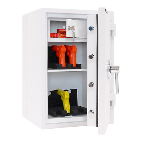 Coffre-fort blanc avec porte ouverte, à l'intérieur il y a des pistolets orange et jaunes et des clés. La porte a une poignée argentée.