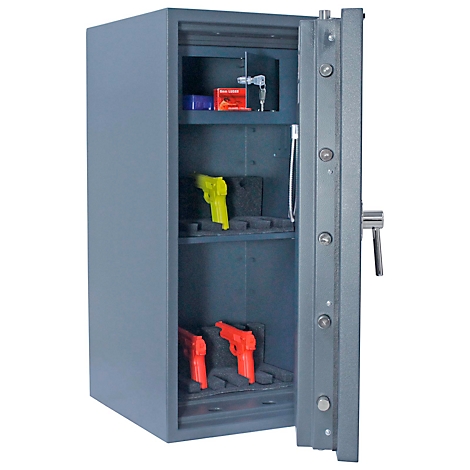 Coffre-fort gris, dont la porte est ouverte. A l'intérieur se trouvent des pistolets jouets jaunes et rouges, ainsi que des munitions.