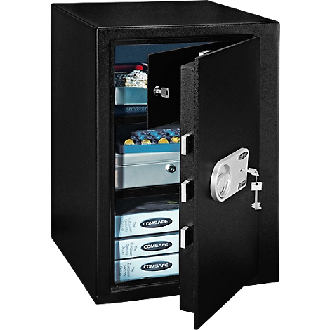 Un coffre-fort noir ouvert. On voit des dossiers, de l'argent et une clé. La porte est à moitié ouverte.