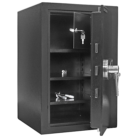 Coffre-fort noir avec porte ouverte, clés et accessoires visibles. Étagères à l'intérieur.