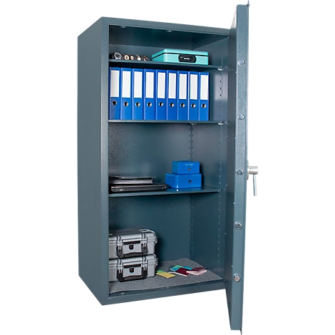 Armoire de sécurité en acier gris ouverte. Intérieur, des étagères avec des dossiers, des documents, des valises, des montres, des ordinateurs portables et des boîtes.