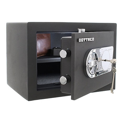 Un coffre-fort noir ouvert. La porte est ouverte, révélant un étui en cuir marron à l'intérieur, un trousseau de clés à l'extérieur.