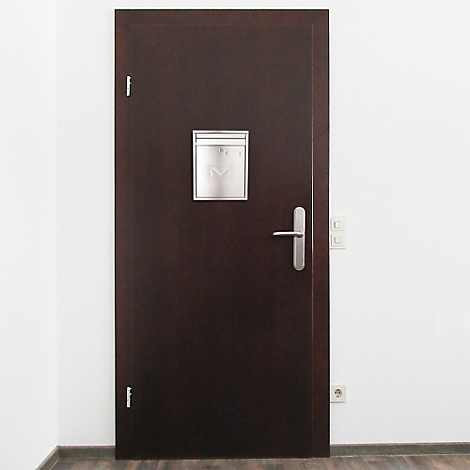 Porte marron foncé avec boîte aux lettres et poignée argentées, devant un mur blanc.