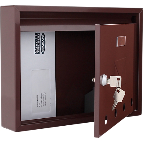 Boîte aux lettres bordeaux avec porte ouverte et clés, lettres à l'intérieur.