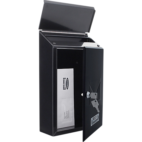 Boîte aux lettres noire avec porte ouverte, avec une brochure à l'intérieur. Clés accrochées à la serrure de la porte.