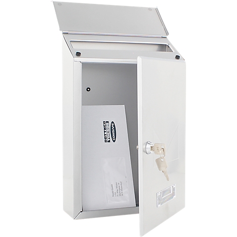 Boîte aux lettres blanche, porte ouverte, clé dans la serrure, enveloppe à l'intérieur.