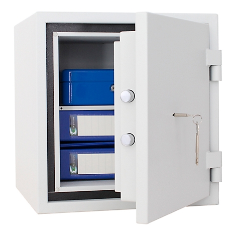 Witte kluis, deur open, sleutel hangt. Binnenin blauwe ordners en een blauwe doos.
