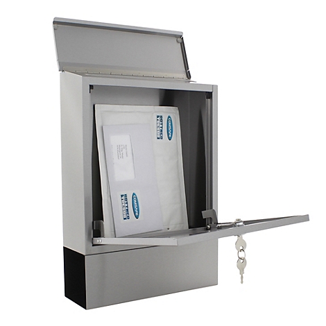 Ein offener, silberner Briefkasten mit Briefen und Post. Der Deckel und die Tür sind geöffnet, darunter hängen Schlüssel.