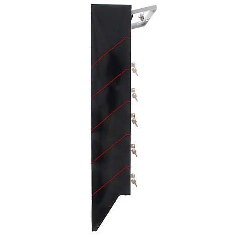 Schwarzer Schlüsselschrank mit roten Zierlinien. Mehrere Schlüssel stecken in den Schlössern.