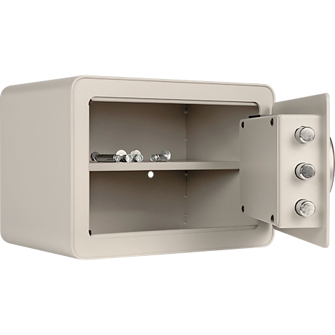 Coffre-fort crème ouvert. À l'intérieur, des étagères et des objets métalliques. La porte est à moitié ouverte, avec des boutons rotatifs visibles.