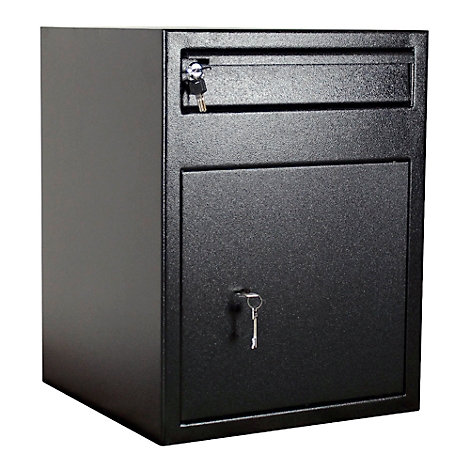 Boîte aux lettres noire avec deux compartiments, chacun avec des clés. La boîte a une surface rugueuse et repose sur un fond blanc.