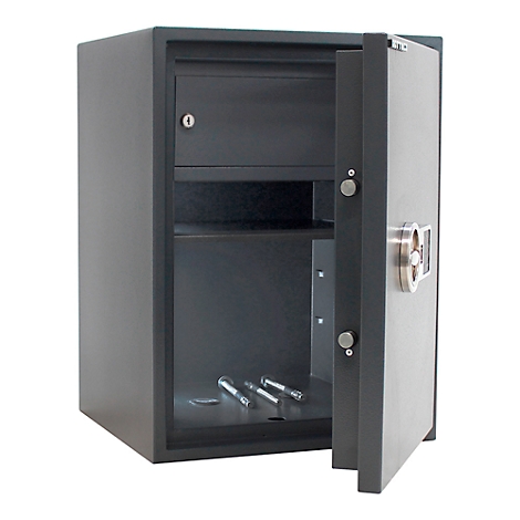 Coffre-fort en acier gris ouvert. A l'intérieur, un compartiment avec une serrure, trois boulons. Porte avec serrure à combinaison.