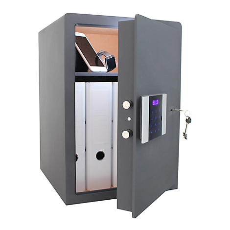 Coffre-fort gris, ouvert. Intérieur : tablette, smartwatch, dossiers. Porte avec code et clés.