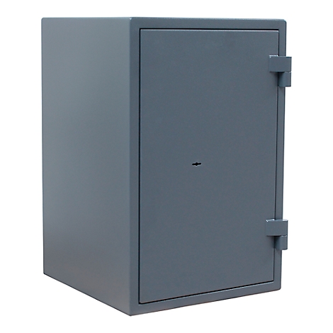 Coffre-fort gris rectangulaire avec une porte, une serrure et des charnières. Il se dresse sur un fond blanc.