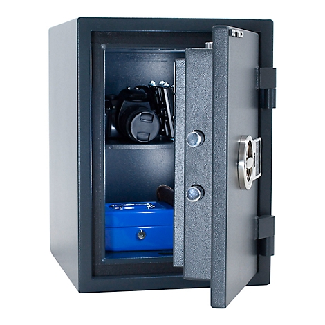 Ein Tresor mit halb geöffneter Tür, in dem sich eine Kamera und eine blaue Box befinden.
