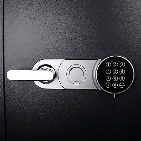 Nahaufnahme eines Tresorschlosses. Es hat eine runde Tastatur, eine Griffstange und einen Fingerabdrucksensor.