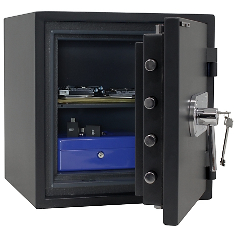 Offener Tresor mit digitaler Hardware und blauer Box. Schlüssel stecken.
