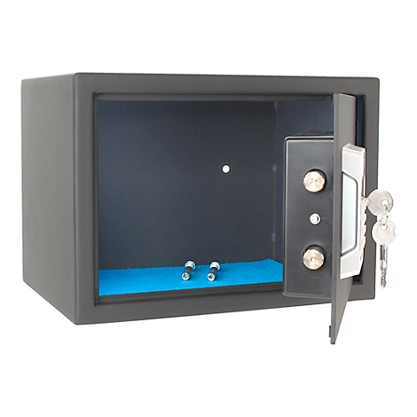 Coffre-fort gris avec porte ouverte. Derrière, il y a un tapis bleu et des clés.