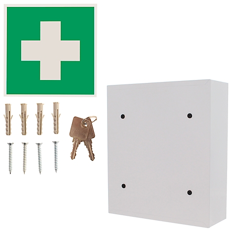 Erste-Hilfe-Kasten. Weißer Kasten mit vier schwarzen Punkten und Schlüssel. Neben dem Kasten liegen Dübel, Schrauben und ein Schild mit weißem Kreuz auf grünem Grund.