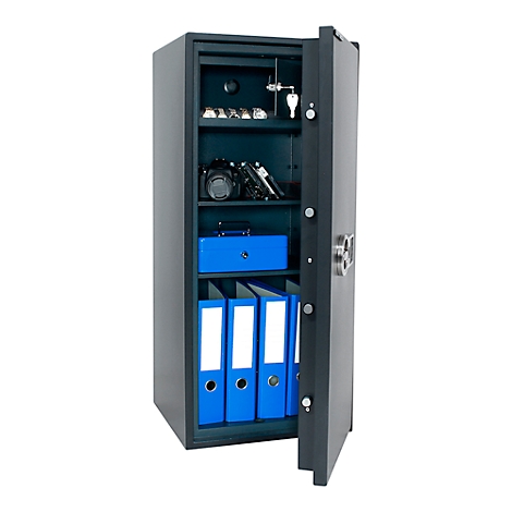 Geöffnete dunkle Tresortür. Im Tresor: Schmuck, Kamera, Ordner und blaue Box.