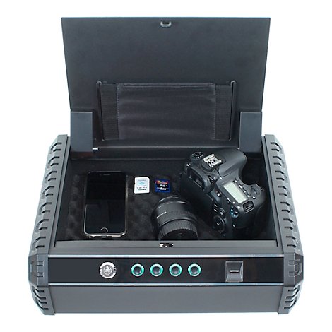Offene schwarze Box mit Kamera, Objektiv, Handy und Speicherkarten. Knöpfe und ein Fingerabdrucksensor auf der Vorderseite.