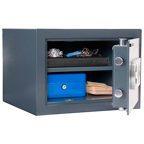 Een open, donkerblauwe kluis met een zilveren horloge, sleutels, een zwart notitieboek, een blauwe doos en papieren.