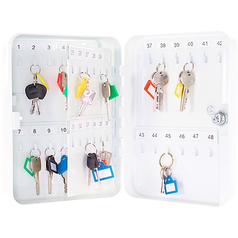 Offener weißer Schlüsselschrank mit mehreren Schlüsseln, jeder mit farbigen Anhängern, nummeriert von 1 bis 48.