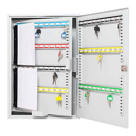 Geöffneter Schlüsselschrank mit Schlüsseln, farbigen Leisten und Notizblöcken.