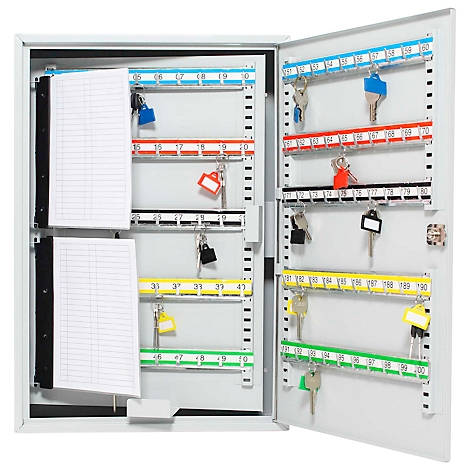 Ein offener Schlüsselschrank mit zahlreichen Schlüsseln und Anhängern. Die Schlüssel sind nach Nummern sortiert, darunter Listen.