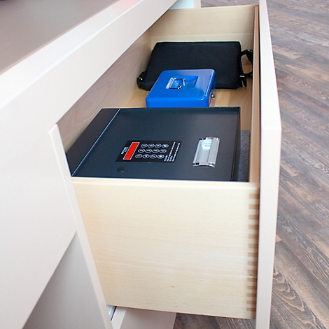 Offene Schublade mit Tresor, blauer Geldkassette und schwarzer Laptoptasche.