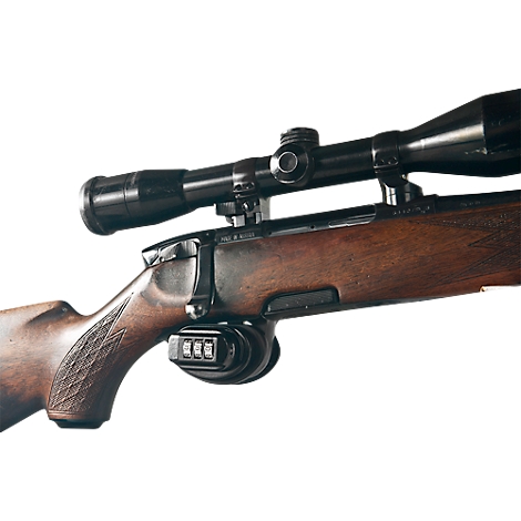 Gros plan d'un fusil avec une lunette de visée, une crosse marron et un cadenas à chiffres.
