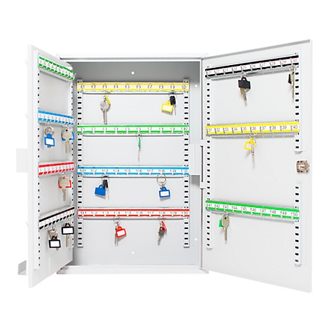 Open grijze sleutelkast met talrijke sleutels. De sleutels zijn bevestigd aan gekleurde staven, elk genummerd.