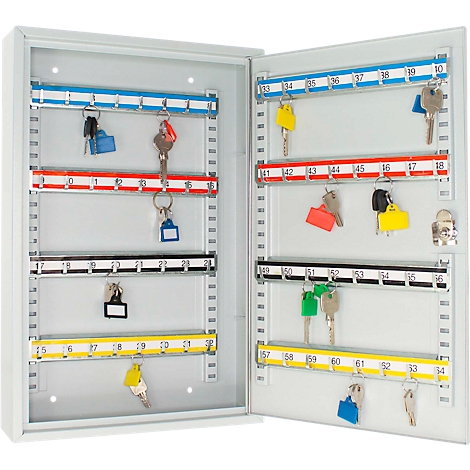 Een open grijze sleutelkast met gekleurde strips. Sleutels met sleutelhangers hangen aan de haken.