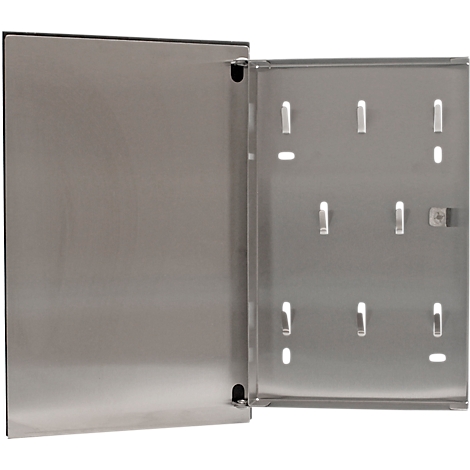 Open, metalen sleutelkast. De deur is links scharnierend en toont het interieur met haken en beugels.