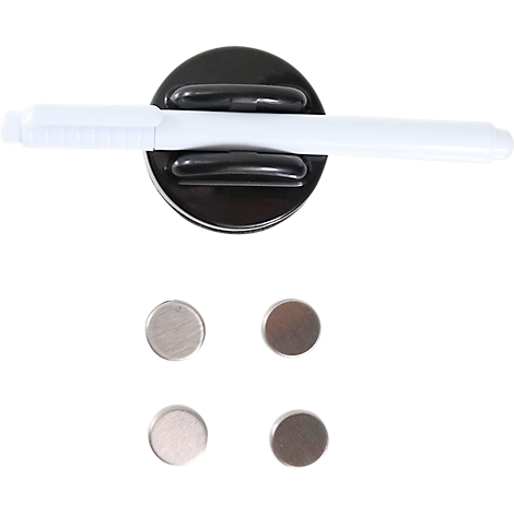 Zwarte magneet met pen en vier kleine magneten op een witte achtergrond.