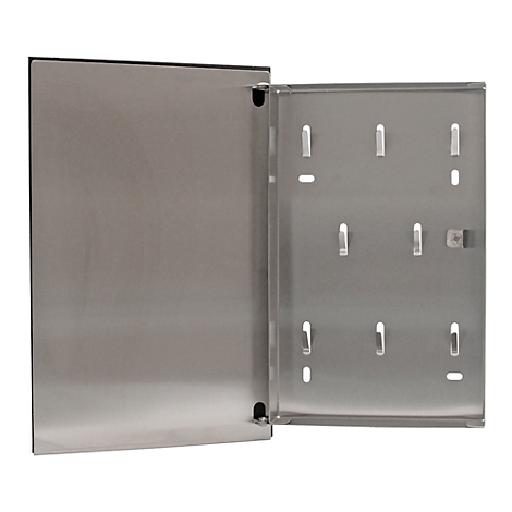 Open metalen sleutelkast met haken en houders.