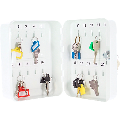 Een open witte sleutelkast met meerdere sleutels. De sleutels zijn aan haken bevestigd en hebben kleine gekleurde labels. Nummers van 2 tot 20 zijn op de vakken bevestigd.