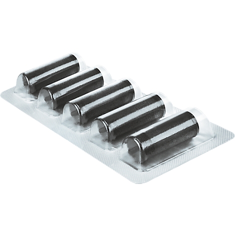 Cinq objets cylindriques noirs dans une blister transparente.