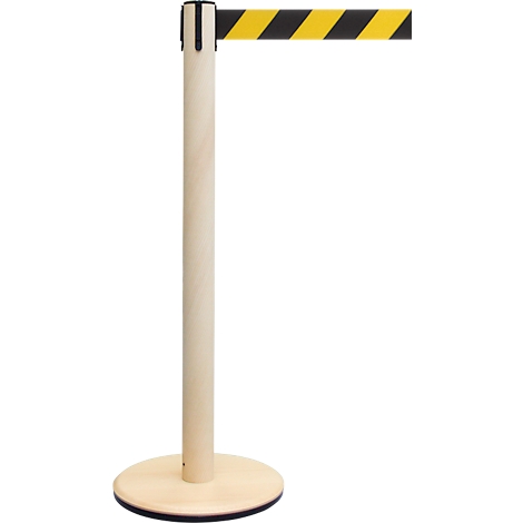 Een afzetpaal met een geel en zwart gestreepte band op een witte achtergrond. De paal is licht, de voet is rond.