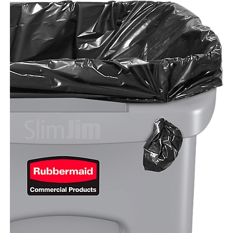 Grauer Mülleimer mit schwarzem Müllbeutel, Markenzeichen von Rubbermaid Commercial Products.