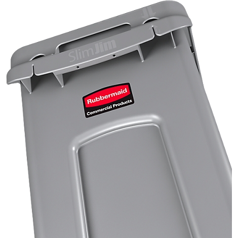 Grauer Slim Jim Abfalleimer, oben mit Griff und Logo. Rubbermaid-Logo auf der Vorderseite.