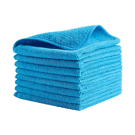 Une pile de chiffons en microfibre bleus, empilés proprement et proprement.